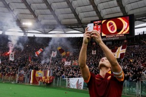 <b>Video</b> La Roma alcanza a la 'Juve'; Totti celebra gol con 'selfie' Totti sorprendi a la grada al hacerse una