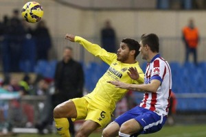Jonathan dos Santos pelea el bal�n con un jugador del Atl�tico de Madrid en la Liga de Espa�a