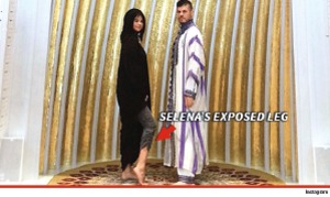 Selena Gomez repite el error de Rihanna en mezquita