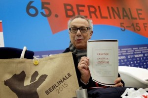 Dieter Kosslick, director del Festival Internacional de Cine de Berl�n, posa con una copia de un cer