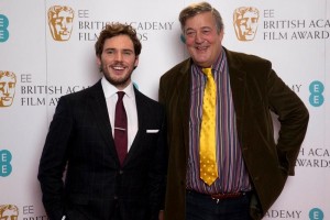 Los actores britnicos Stephen Fry, a la derecha, y Sam Claflin posan para la prensa durante una ses