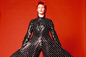 El documental lleva a la audiencia a un viaje extraordinario por la carrera y vida de David Bowie co