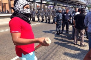 Al concentrarse en la avenida Cuauht�moc, ten�an el rostro cubierto, portaban palos y tubos 