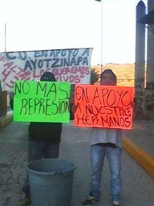 Alumnos de la UABJO colocaron mantas y pancartas en la caseta de cobro de Huitzo en apoyo a los norm