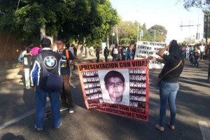 Durante la marcha por el caso Ayotzinapa, algunos j�venes con el rostro cubierto realizaron pintas