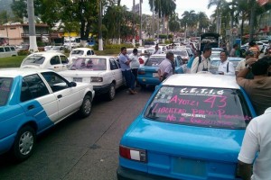 Transportistas y ONG de Guerrero participan en un bloqueo en la Costera Miguel Alemn en Acapulco