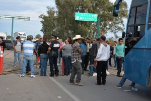 Los pobladores mantienen incomunicado el municipio de Ures; cerraron los accesos por terracer�a Pueb