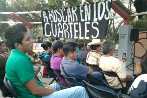 Los padres de los 43 normalistas de Ayotzinapa realizaron una jornada cultural en la Alameda de Chil