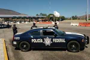 Elementos de la Divisin Regional de la Polica Federal resguardan la caseta de Palo Banco 