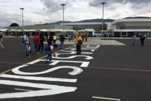 Profesores de Oaxaca ingresaron a plena pista de aterrizaje del aeropuerto de la entidad para realiz