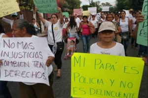 Aproximadamente unas 400 personas que marchan por el centro del Iguala aseguran que han sido hostiga