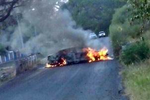 Presuntos delincuentes incendiaron veh�culos para obstaculizar el paso de elementos del Ej�rcito, Ma