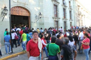 Despus de unos minutos de la llegada de los maestros la institucin bancaria les empez a pagar 