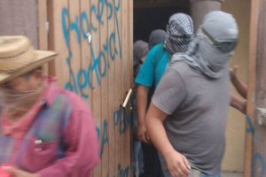 Aspecto de maestros dentro de las oficinas del INE en el distrito 7 de Chilpancingo