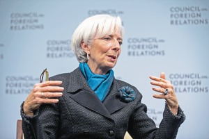 Riesgos globales, pese a baja en petroprecios, advierte Lagarde