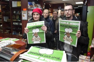 Personas muestran el nuevo ejemplar del semanario satrico francs Chalie Hebdo, en un establecimien