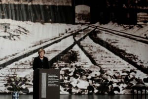 Auschwitz an nos avergenza, no debemos olvidar: Merkel