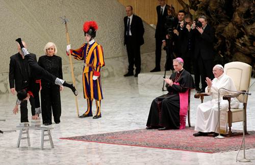 El papa Francisco asisti a algunos nmeros de una compaa circense italiana 