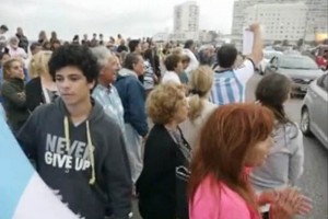 La protesta, de carcter pacfico, tuvo lugar a la altura del monumento de Los Dedos, en la avenida 