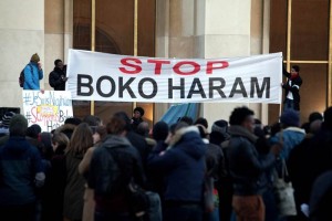Boko Haram secuestra a 80 personas en Camern Un grupo de personas protestan en la plaza Trocadero, en Paris, contra la violencia de Boko Haram en