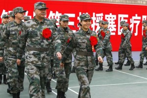 China enva 232 mdicos extra a frica para combatir bola Miembros del equipo de ayuda mdica del Ejrcito Popular de Liberacin (PLA, por sus siglas en ingl