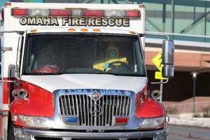 Los m�dicos y enfermeras que tratan al paciente usan trajes protectores completos y toman las mismas