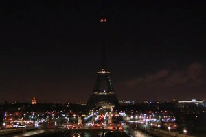 Cada noche, el faro en lo alto de la torre diseada por Gustave Eiffel ilumina Pars, algo que no su