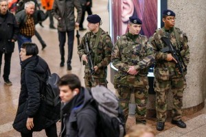 Las policas de cuando menos cuatro pases europeos arrestaron a decenas de sospechosos en los ltim