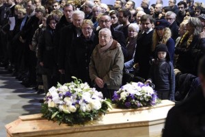 Familiares y amigos asisten al funeral del director del semanario satrico francs 