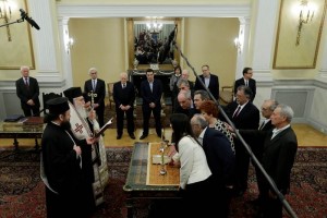 Los miembros del nuevo gabinete de Grecia toman un juramento religioso durante una ceremonia de jura