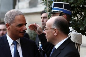 Holder viaj a Francia acompaado del subsecretario del Departamento de Seguridad Nacional (DHS), Al