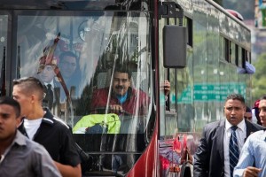 El presidente de Venezuela, Nicols Maduro, maneja un autobs durante un evento de receptcin tras s