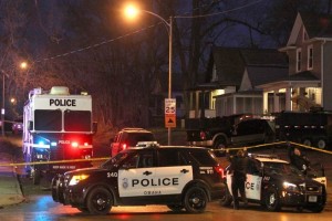 las dos mujeres, de m�s de 20 a�os, estaban muertas en el lugar y que tres personas fueron llevadas