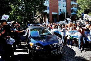 Los aplausos acompaaron al fretro hasta que lo ingresaron al cementerio para una ceremonia ntima 