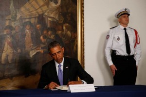 Obama visit hoy la embajada francesa en Washington, donde mantuvo un minuto de silencio y firm un 