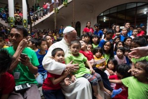 os nios, de entre 6 y 10 aos, no dudaron en abrazar al Papa, besarle e incluso dos de ellos, los 