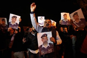 Familiares del piloto jordano Muath Kasasbeh, que fue capturado por el Estado Islmico (EI), protest