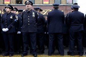 Cientos de policas que dieron la espalda a la gran pantalla en la que se mostraba al alcalde de Bla