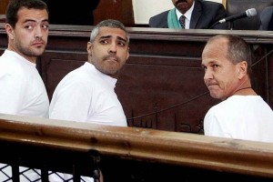 Baher Mohamed (i), Mohammed Fahmy (c), y el corresponsal Peter Greste recibieron condenas de entre s