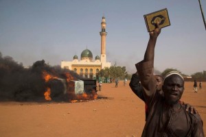 En Nger, manifestantes prendieron fuego a iglesias y saquearon tiendas en Niamey el sbado en un se