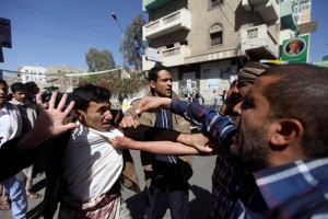 Yemen: Parlamento aplaza reunin sobre renuncia de presidente Milicianos hutes dispersaron por la fuerza a manifestantes opositores a ellos en la plaza Al Taguir