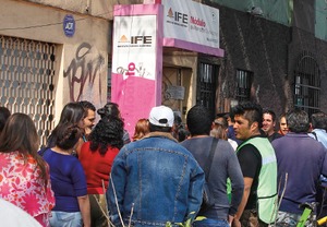 Largas filas en �ltimo d�a para tramitar mica del INE