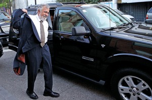 La pancarta inc�moda en la vieja estaci�n Indianilla