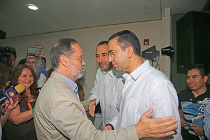 Posan para la foto... se prometen caf Posan para la foto... se prometen caf