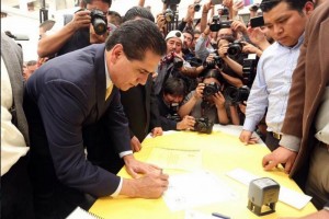 El legislador acudi� al PRD de Michoac�n a registrar su precandidatura a gobernador de la entidad