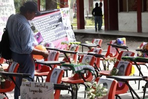 Aspecto de pupitres vac�os en la normal rural con las fotograf�as de los estudiantes desaparecidos