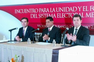 El consejero Lorenzo C�rdova (izq.) y el gobernador de Durango, Jorge Herrera Caldera (centro) duran