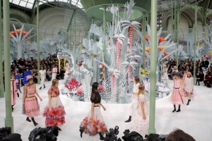 ENCANTO. Lagerfeld tom la inspiracin de los libros animados y de la sorpresa que genera abrir sus pginas y