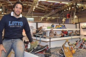 El futbolista del Hella Verona Luca Toni posa en el expositor de Lotto durante la inauguraci�n de la