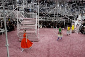 Christian Dior presenta una coleccin espacial Raf Simons cosi la primavera-verano de 2015 con las ideas que circulaban en los aos cincuenta, ses